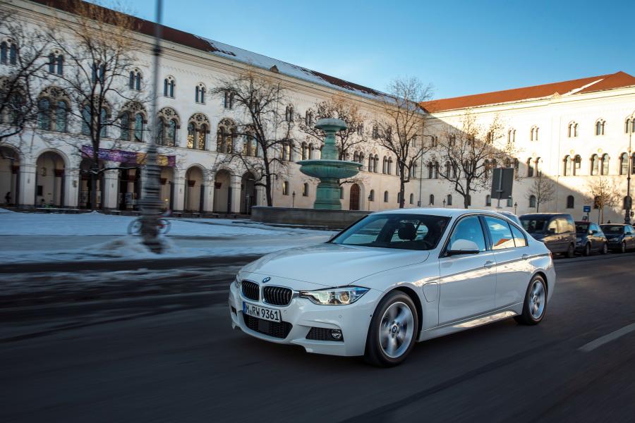  BMW 330e M Sport 2016 года  (фото 2 из 40)